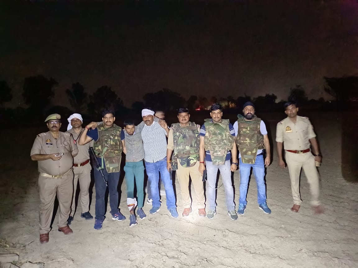 घायल बदमाश को ले जाते पुलिस कर्मी