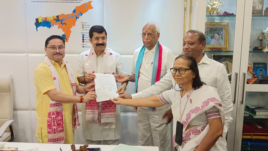 राज्यसभा उम्मीदवारी के लिए कणाद पुरकायस्थ को पार्टी का टिकट देते प्रदेश भाजपा अध्यक्ष सैकिया। साथ में भाजपा के अन्य पदाधिकारी
