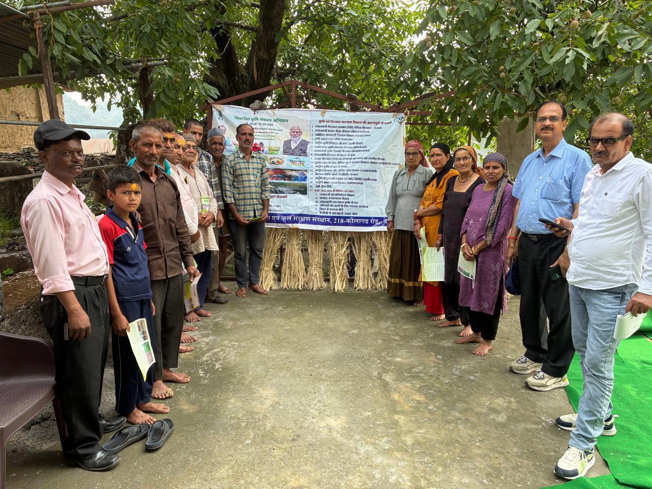 किसानों के साथ वैज्ञानिकों की टीम। किसानों के साथ वैज्ञानिकों की टीम।