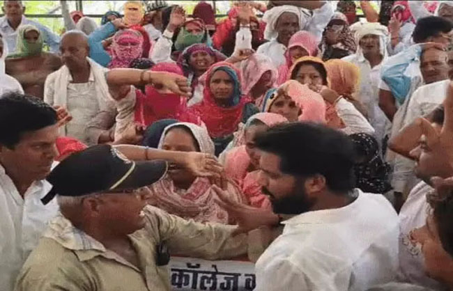 शहर में विरोध प्रदर्शन करते ग्रामीण। शहर में विरोध प्रदर्शन करते ग्रामीण।