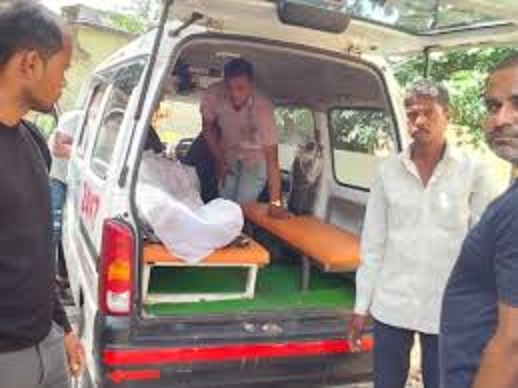 लाेडिंग पिकअप पलटने अनियंत्रित हाेकर पलटा लाेडिंग पिकअप पलटने अनियंत्रित हाेकर पलटा