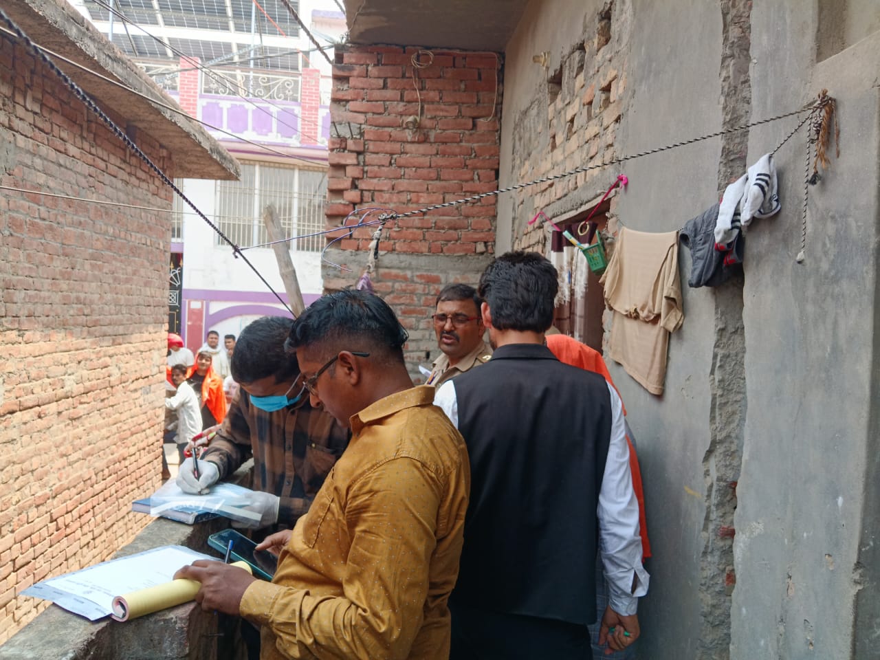 मौके पर छानबीन करती पुलिस
