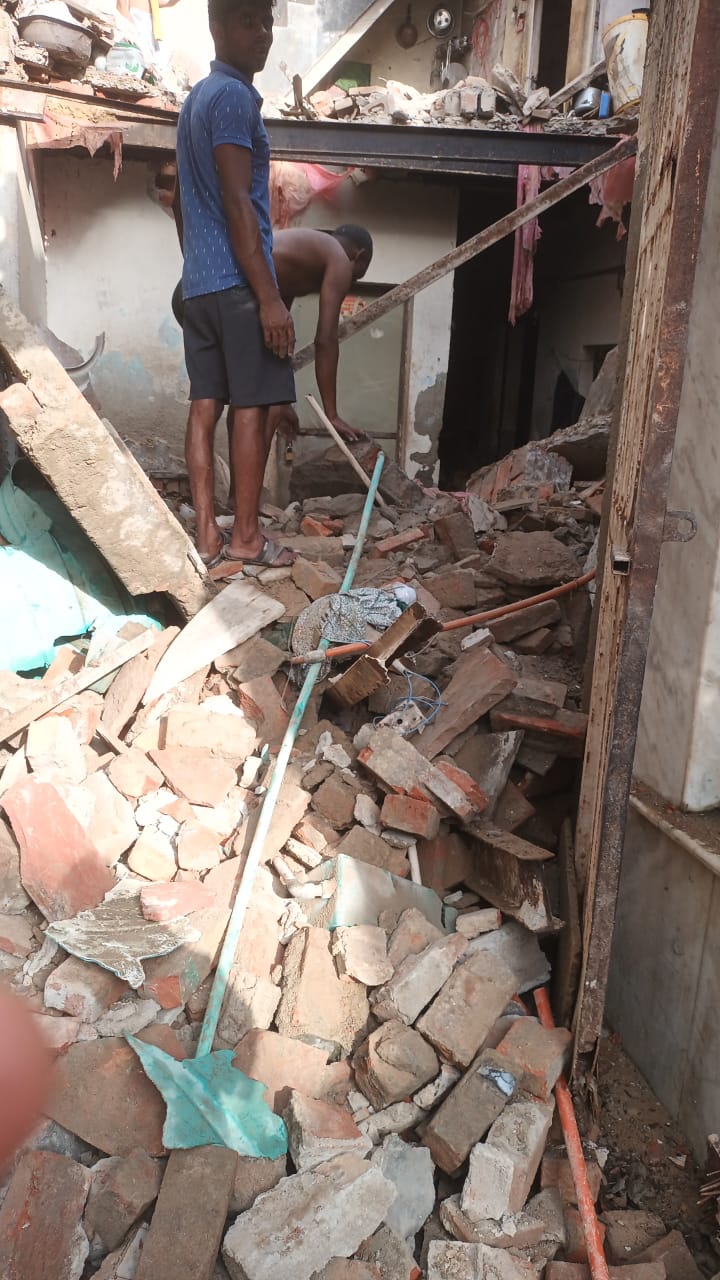इमारत की छत गिरने की फाेटाे इमारत की छत गिरने की फाेटाे