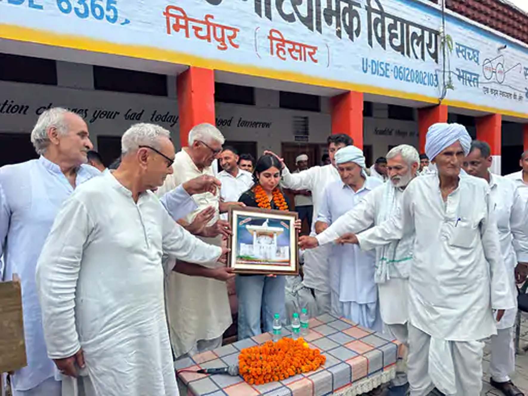 तन्नू को आशीर्वाद देते ग्रामीण व बुजुर्ग। तन्नू को आशीर्वाद देते ग्रामीण व बुजुर्ग।