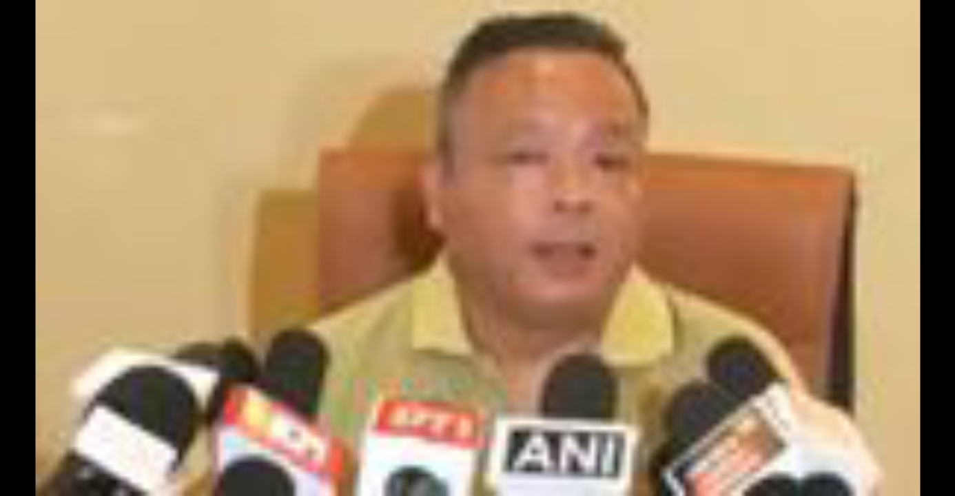 शिलांग: मेघालय के पर्यटन मंत्री पॉल लिंगदोह सोमवार को यहां संवाददाता सम्मेलन को संबोधित करते हुए। शिलांग: मेघालय के पर्यटन मंत्री पॉल लिंगदोह सोमवार को यहां संवाददाता सम्मेलन को संबोधित करते हुए।