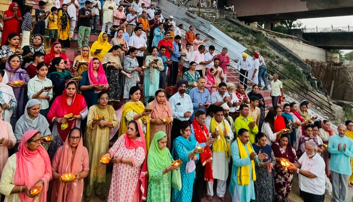 तवी नदी पर बहुभाषी काव्य पुस्तक के लिए डॉ. ओम विद्यार्थी सम्मानित गंगा दशहरा एवं तवी फाउंडेशन दिवस के अवसर पर हुआ भव्य आयोजन तवी नदी पर बहुभाषी काव्य पुस्तक के लिए डॉ. ओम विद्यार्थी सम्मानित गंगा दशहरा एवं तवी फाउंडेशन दिवस के अवसर पर हुआ भव्य आयोजन