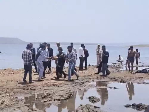 कोशिश के बाद भी तीनों (मां-बेटी और भतीजे) को बचाया नहीं जा सका। कोशिश के बाद भी तीनों (मां-बेटी और भतीजे) को बचाया नहीं जा सका।