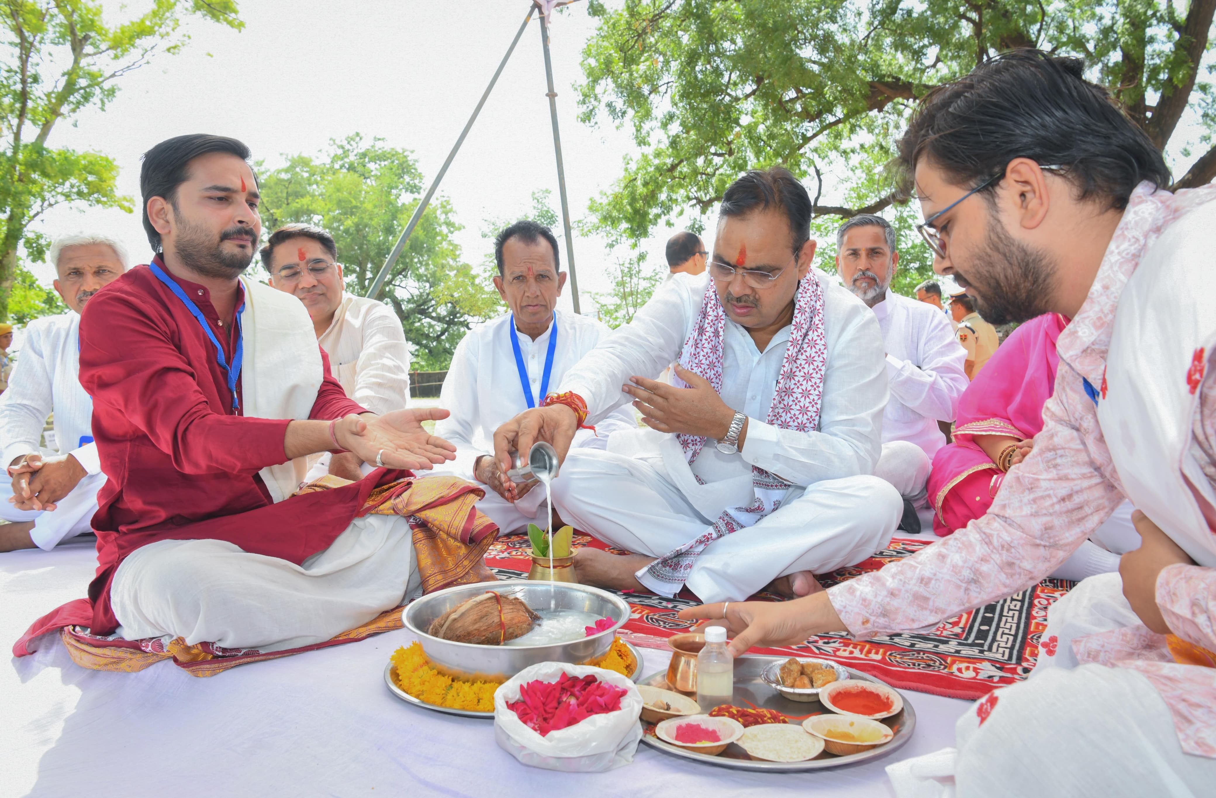 मुख्यमंत्री ने जवाजा तालाब की पाल पर जलाभिषेक-पूजा अर्चना की। मुख्यमंत्री ने जवाजा तालाब की पाल पर जलाभिषेक-पूजा अर्चना की।