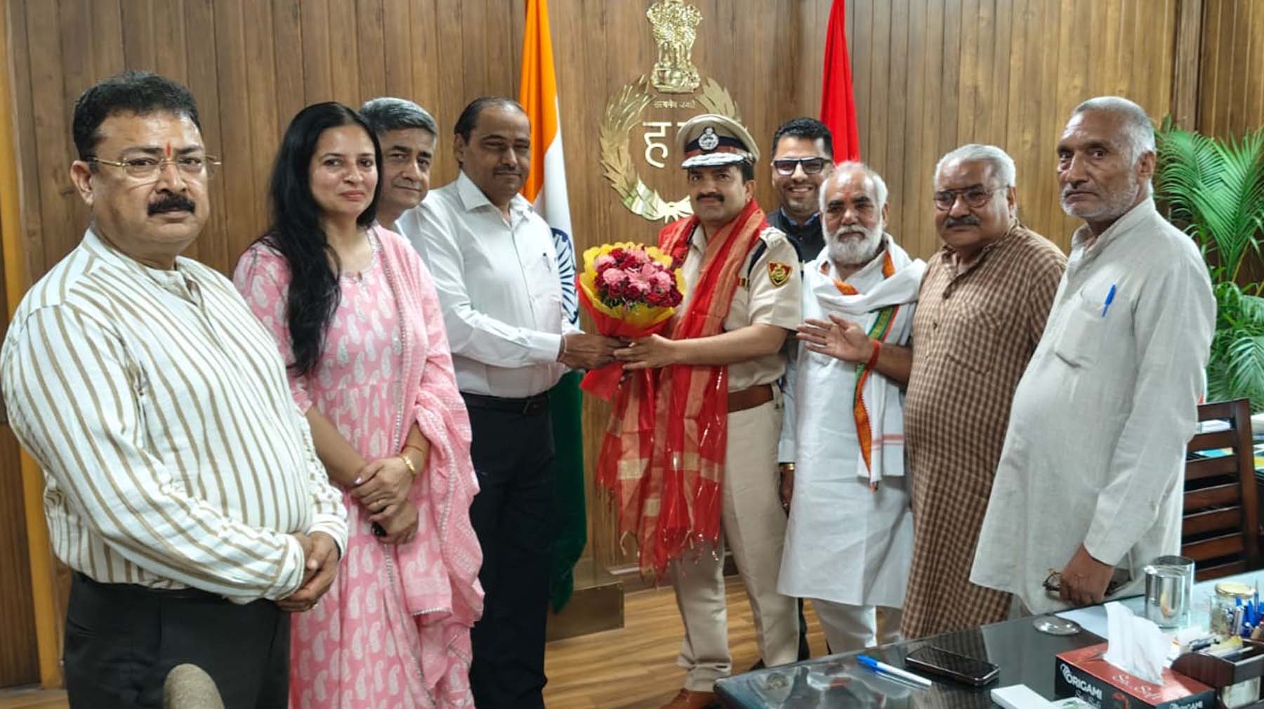 गुरुग्राम पुलिस आयुक्त को मिलकर शुभकामनाएं देते पुलिस शहीद फाउंउेशन हरियाणा के पदाधिकारी। गुरुग्राम पुलिस आयुक्त को मिलकर शुभकामनाएं देते पुलिस शहीद फाउंउेशन हरियाणा के पदाधिकारी।