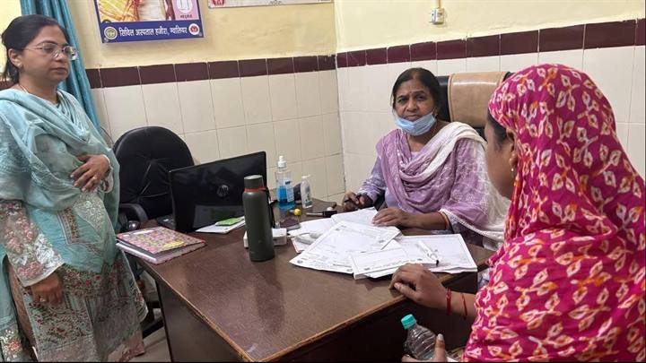 एचआरपी क्लीनिक लगाकर की महिलाओं की जांच एचआरपी क्लीनिक लगाकर की महिलाओं की जांच