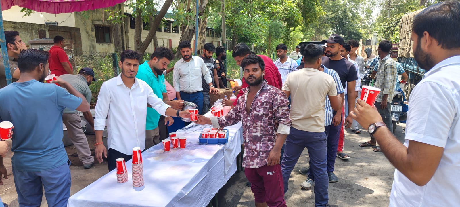 भीषण गर्मी में रेलकर्मियों की मानवता सेवा, जम्मू में लगाई मीठे जल का छबील भीषण गर्मी में रेलकर्मियों की मानवता सेवा, जम्मू में लगाई मीठे जल का छबील