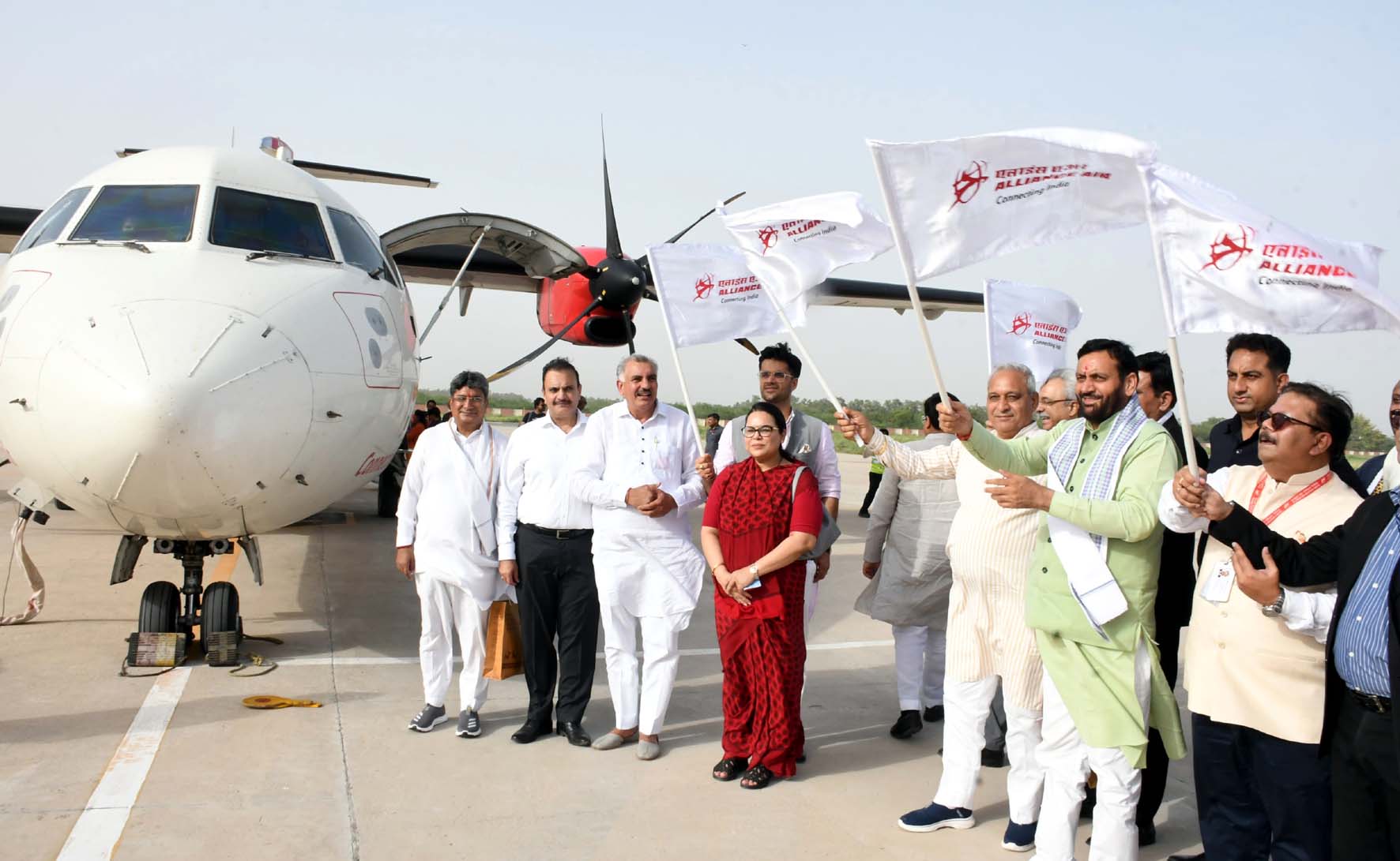 हिसार से चंडीगढ़ के लिए फ्लाइट को झंडी दिखाकर रवाना करते मुख्यमंत्री नायब सिंह सैनी। हिसार से चंडीगढ़ के लिए फ्लाइट को झंडी दिखाकर रवाना करते मुख्यमंत्री नायब सिंह सैनी।