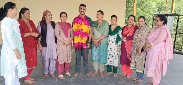 सेवा और सम्मान का प्रतीक बना राजगढ़ - सैनिक का भव्य स्वागत सेवा और सम्मान का प्रतीक बना राजगढ़ - सैनिक का भव्य स्वागत