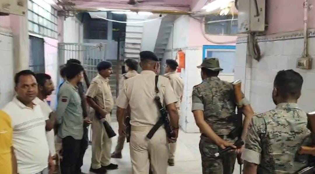 छानबीन करती पुलिस छानबीन करती पुलिस