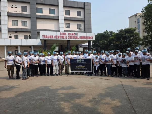 पदयात्रा में रिम्स के डॉक्टर्स और छात्रों की तस्वीर पदयात्रा में रिम्स के डॉक्टर्स और छात्रों की तस्वीर