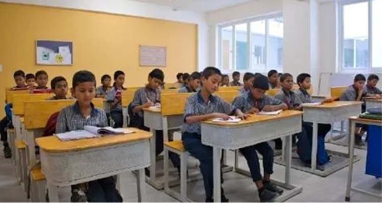 स्कूलों में लौटी रौनक (फाइल फोटो) स्कूलों में लौटी रौनक (फाइल फोटो)