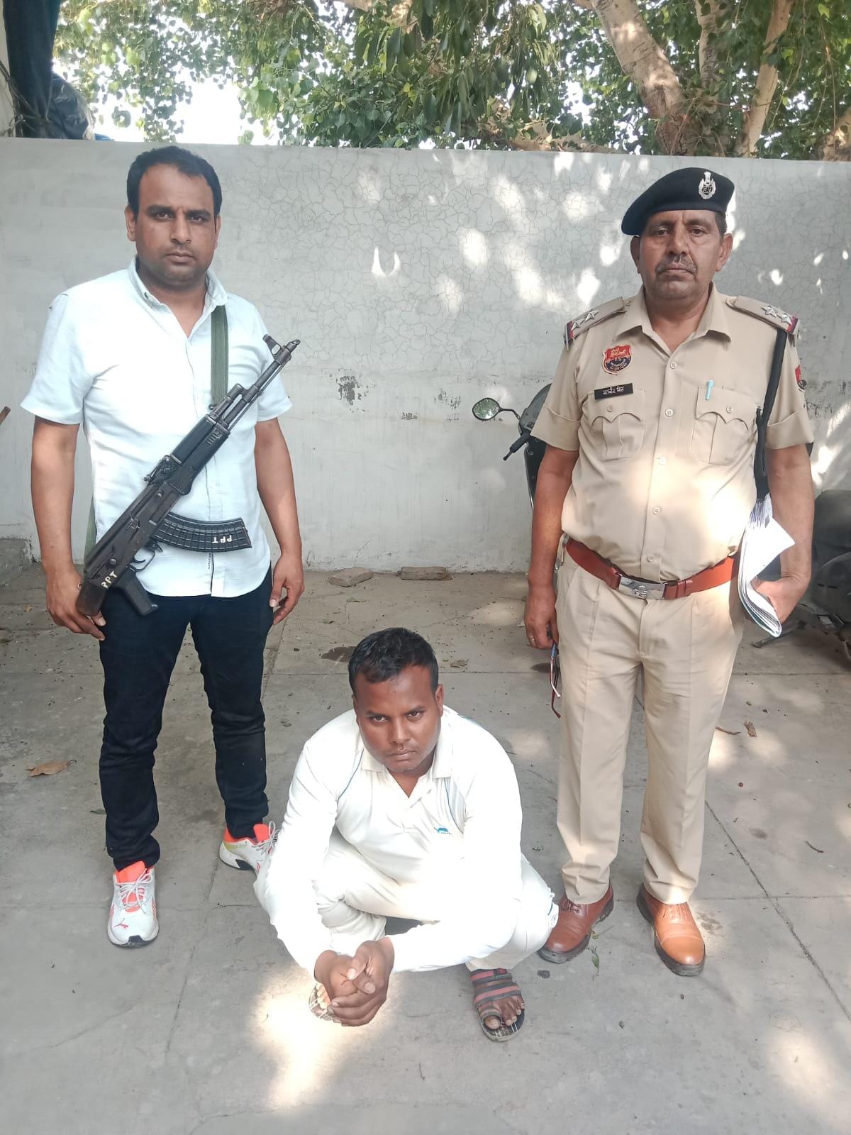 अफीम तस्कर पुलिस हिरासत में अफीम तस्कर पुलिस हिरासत में