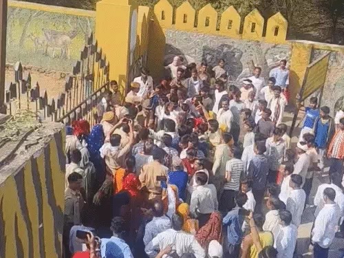 भड़के स्थानीय लोगाें ने गणेश धाम गेट पर पहुंचकर विरोध प्रदर्शन किया। भड़के स्थानीय लोगाें ने गणेश धाम गेट पर पहुंचकर विरोध प्रदर्शन किया।