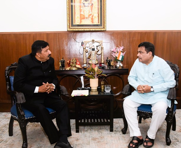 उप-मुख्यमंत्री मुकेश अग्निहोत्री ने नई दिल्ली में केंद्रीय भूतल परिवहन मंत्री नितिन गडकरी से भेंट करते हुए उप-मुख्यमंत्री मुकेश अग्निहोत्री ने नई दिल्ली में केंद्रीय भूतल परिवहन मंत्री नितिन गडकरी से भेंट करते हुए