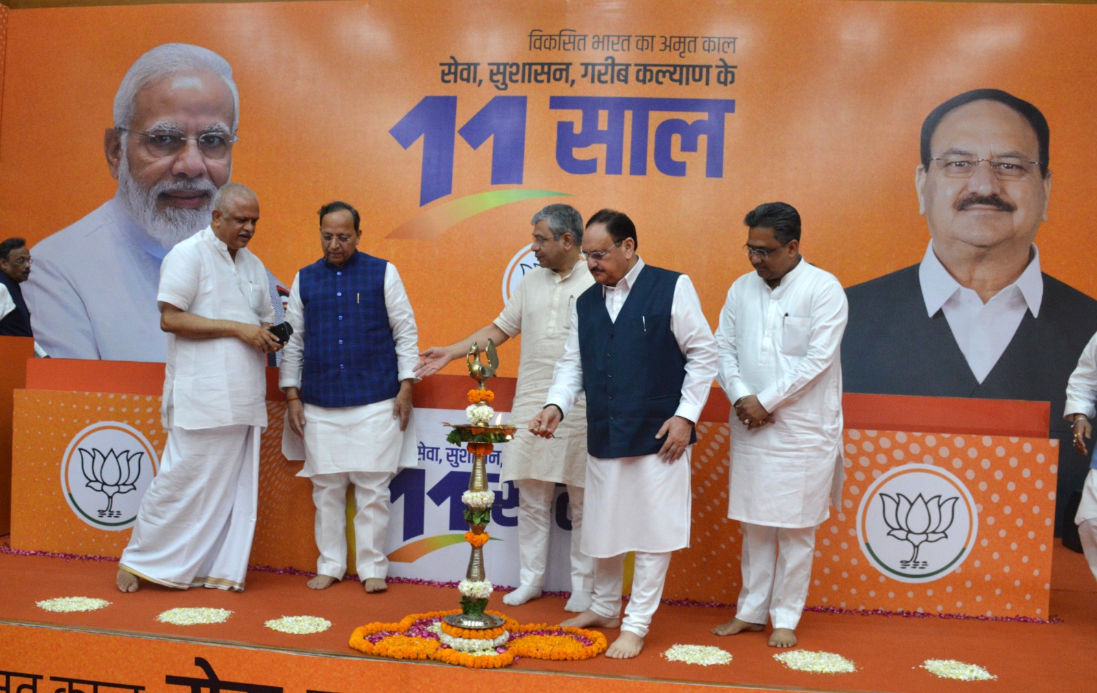 भाजपा कार्यालय में प्रदर्शनी का उद्धाटन करते हुए जे पी नड्डा भाजपा कार्यालय में प्रदर्शनी का उद्धाटन करते हुए जे पी नड्डा