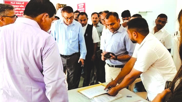 निरीक्षण के दौरान डीएम व अन्य निरीक्षण के दौरान डीएम व अन्य