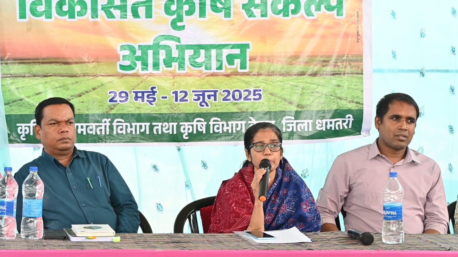 किसानों को संबोधित करते हुए अधिकारी। किसानों को संबोधित करते हुए अधिकारी।