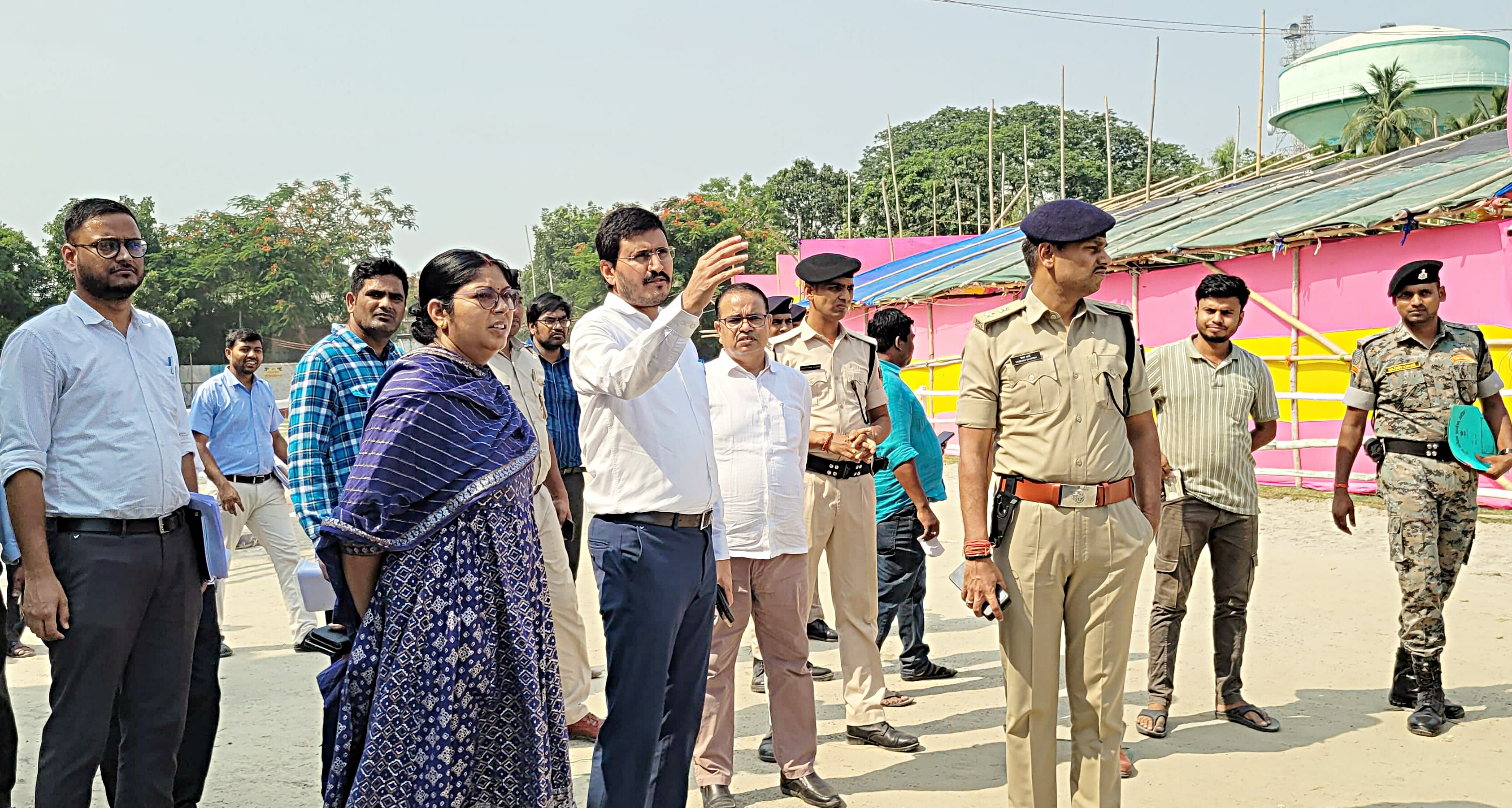 स्थल का निरीक्षण करते हुए अधिकारी स्थल का निरीक्षण करते हुए अधिकारी