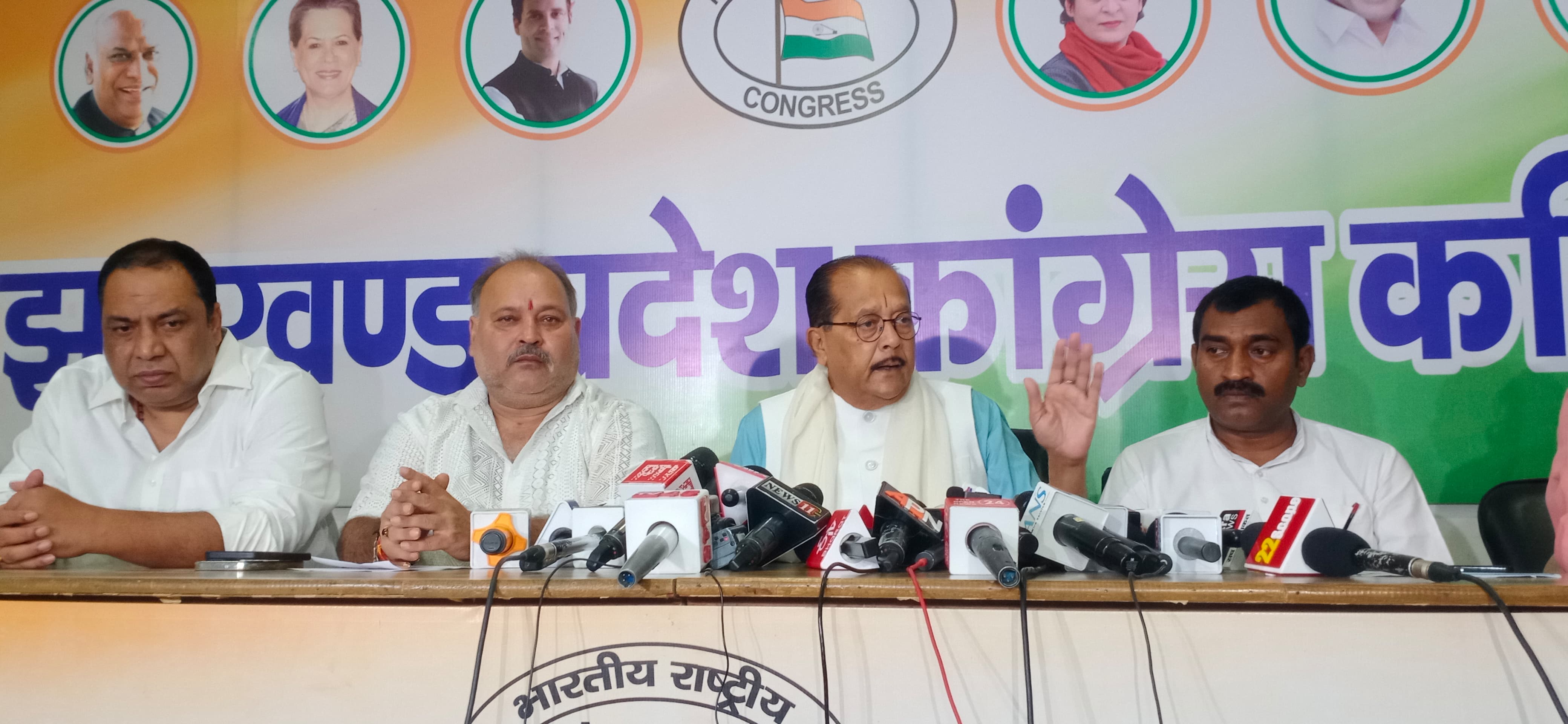 प्रेस वार्त्ता में मंत्री राधा कृष्ण किशोर सहित अन्य प्रेस वार्त्ता में मंत्री राधा कृष्ण किशोर सहित अन्य