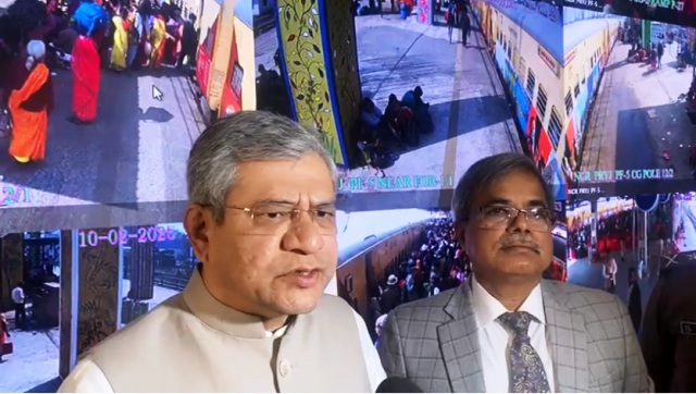 रेल भवन में रेल मंत्री अश्विनी वैष्णव और सीआरबी सतीश कुमार मीडिया से बातचीत करते हुए रेल भवन में रेल मंत्री अश्विनी वैष्णव और सीआरबी सतीश कुमार मीडिया से बातचीत करते हुए