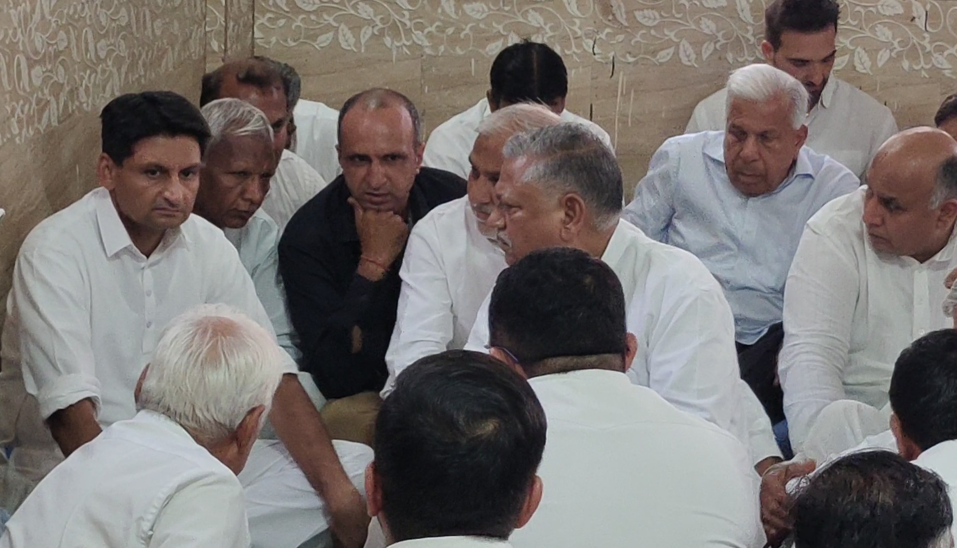 पानीपत के गांव निजामपुर में जिंदा जलाए गए किसान बिजेंद्र के परिजनों को सांत्वना देते सांसद दीपेंद्र सिंह हुड्डा साथ। में प्रदेश अध्यक्ष उदयभान पानीपत के गांव निजामपुर में जिंदा जलाए गए किसान बिजेंद्र के परिजनों को सांत्वना देते सांसद दीपेंद्र सिंह हुड्डा साथ। में प्रदेश अध्यक्ष उदयभान