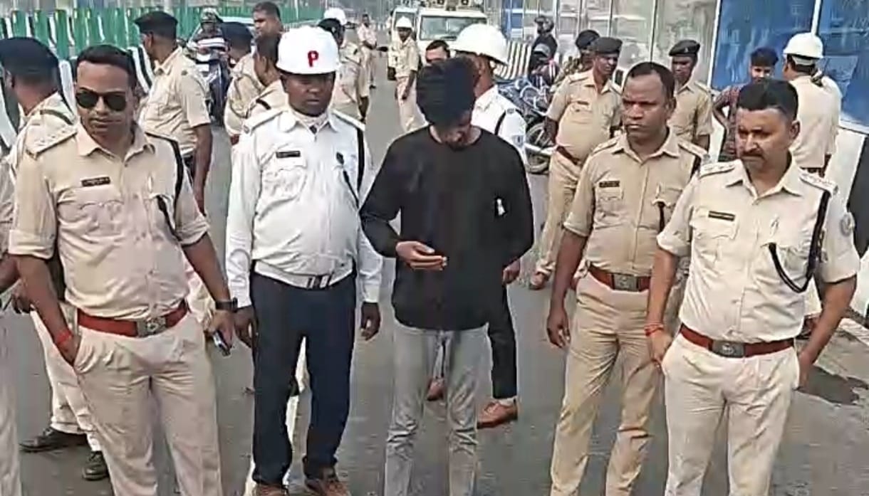आरोपित और पुलिस अधिकारी आरोपित और पुलिस अधिकारी
