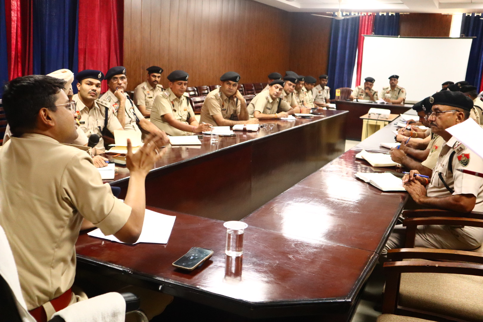 पुलिस अधिकारियों के साथ बैठक करते एसपी डॉ. मयंक गुप्ता। पुलिस अधिकारियों के साथ बैठक करते एसपी डॉ. मयंक गुप्ता।