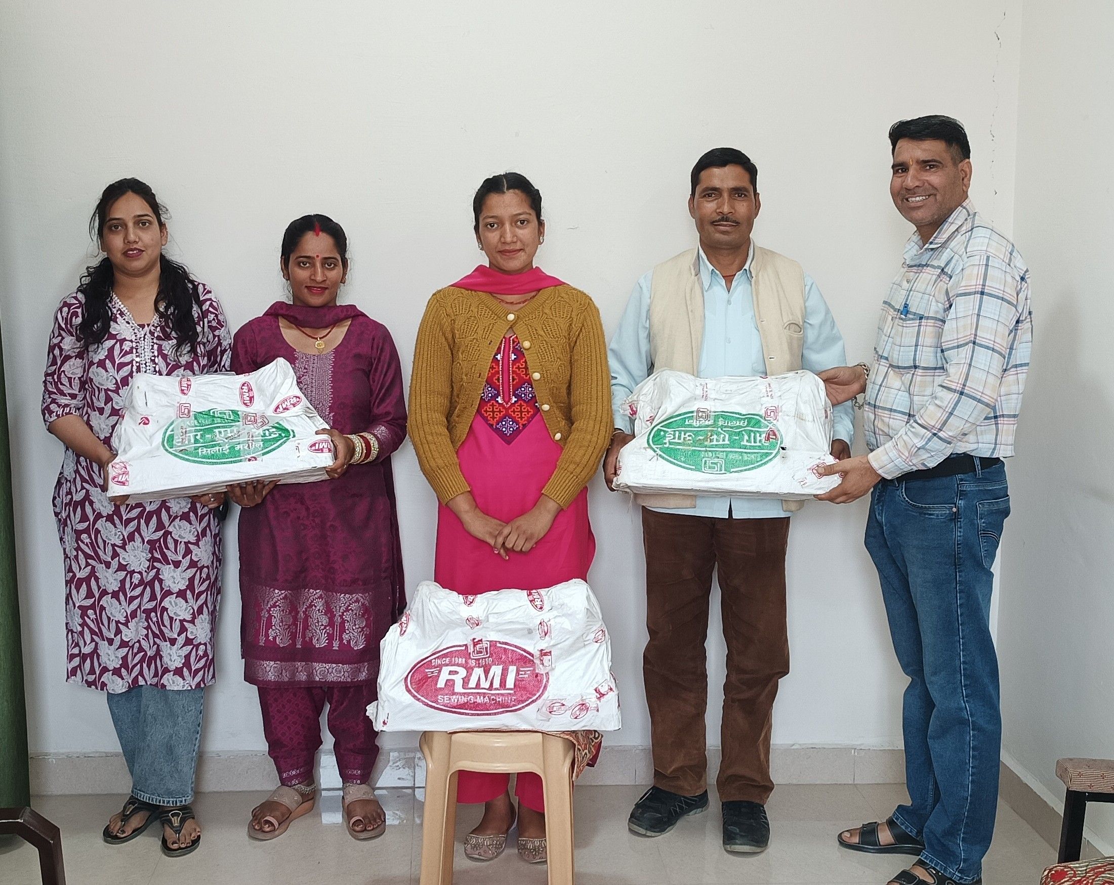 कलयाणकारी एवं प्रोत्साहन योजना के तहत सामग्री वितरण कलयाणकारी एवं प्रोत्साहन योजना के तहत सामग्री वितरण