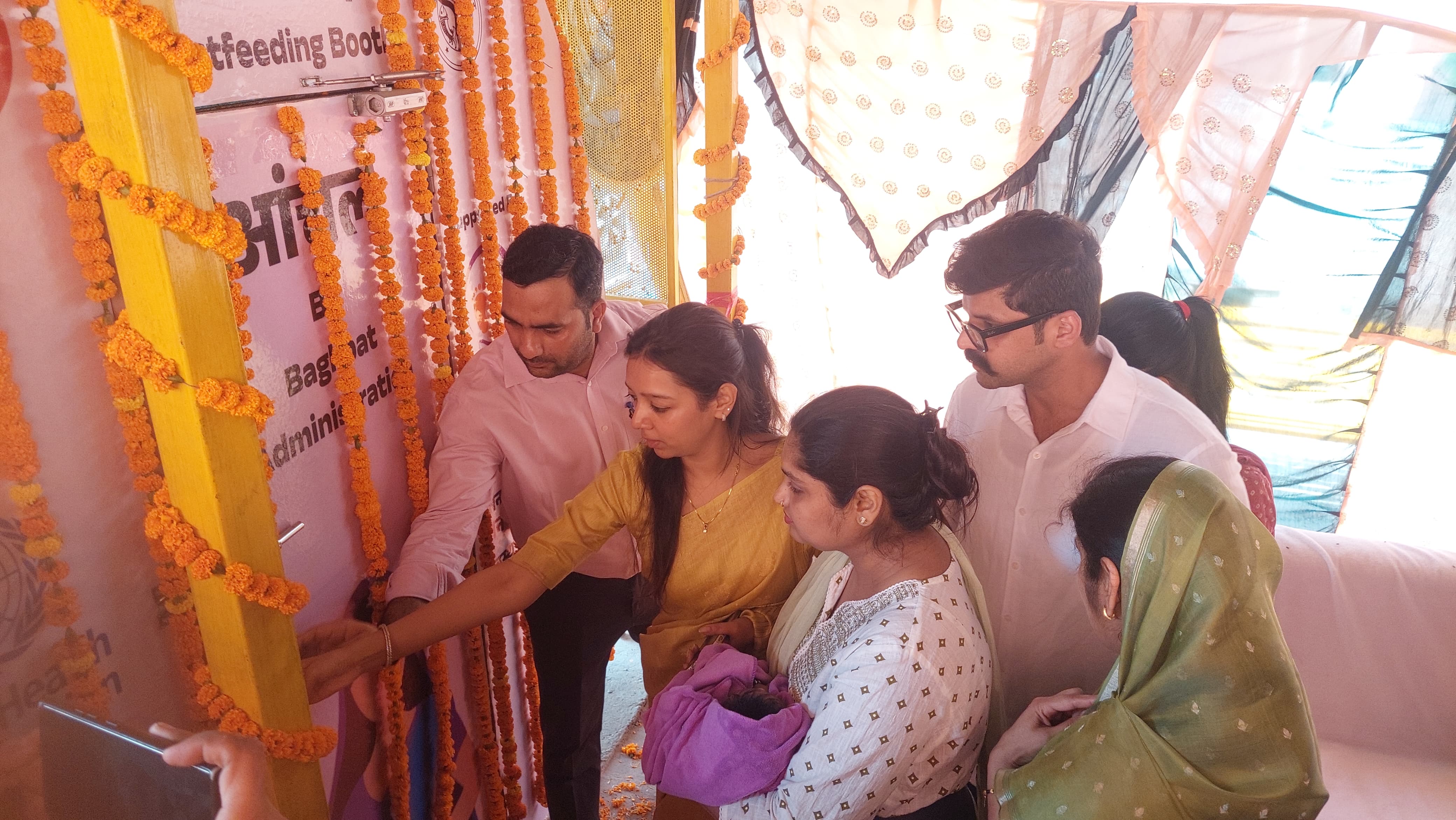 स्तनपान बूथ का उद्धघाटन करते महिला स्तनपान बूथ का उद्धघाटन करते महिला