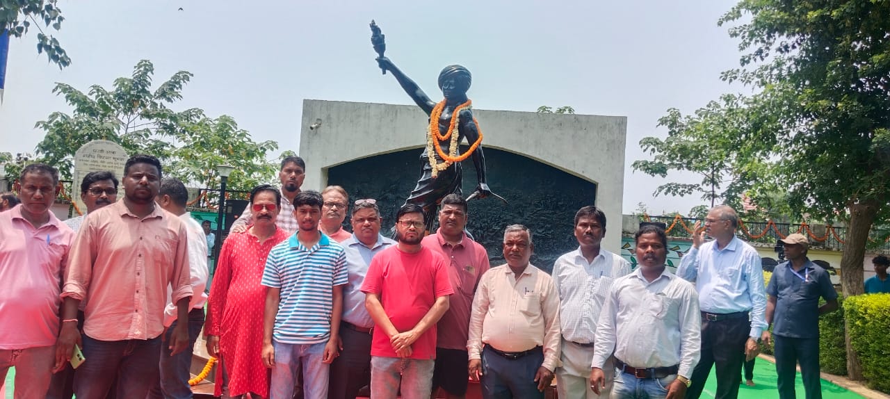 धारती आबा को श्रद्धांजलि देते माकपा के नेता धारती आबा को श्रद्धांजलि देते माकपा के नेता