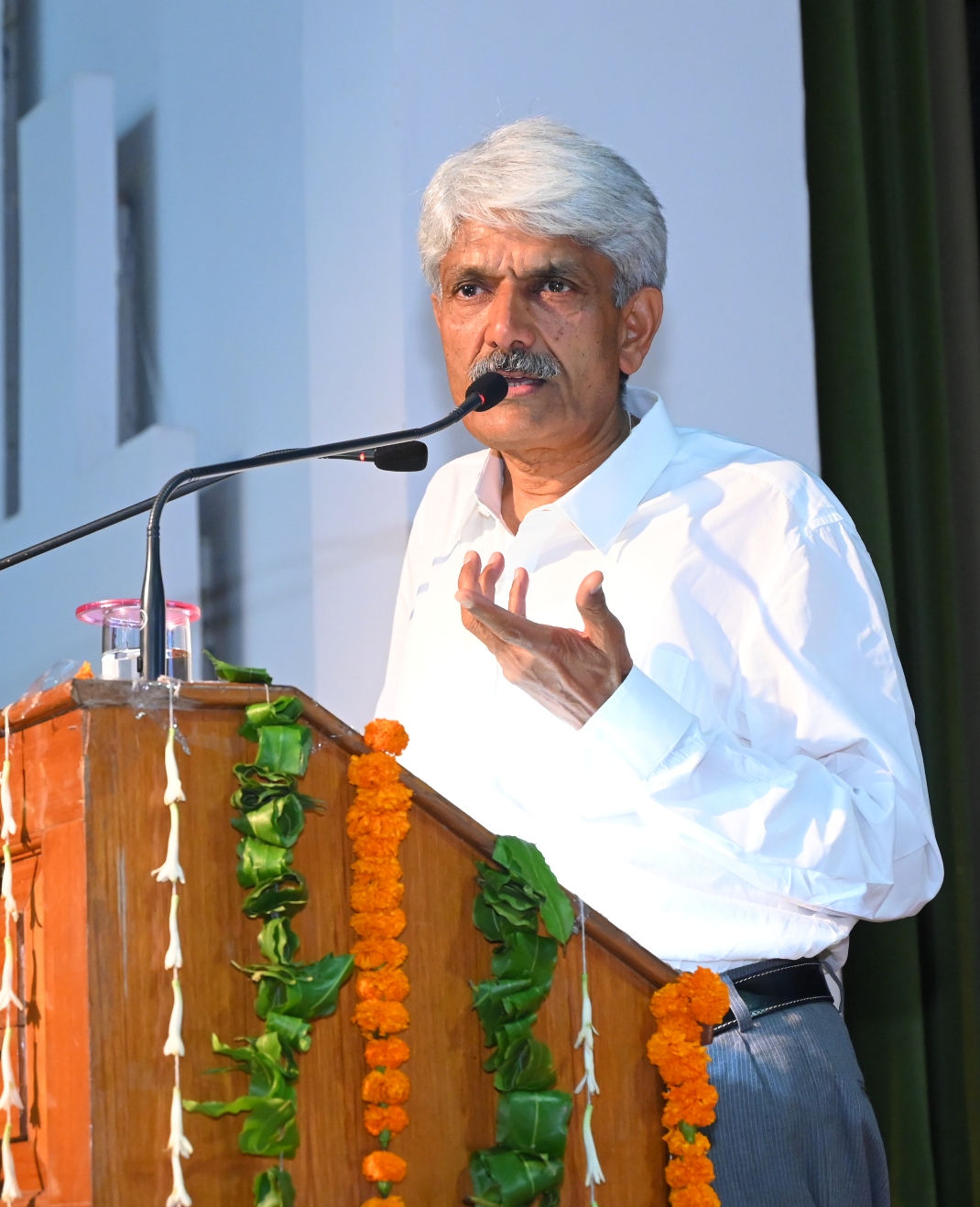 कार्यक्रम में संबोधित करते मदवि के कुलपति राजबीर सिंह। कार्यक्रम में संबोधित करते मदवि के कुलपति राजबीर सिंह।