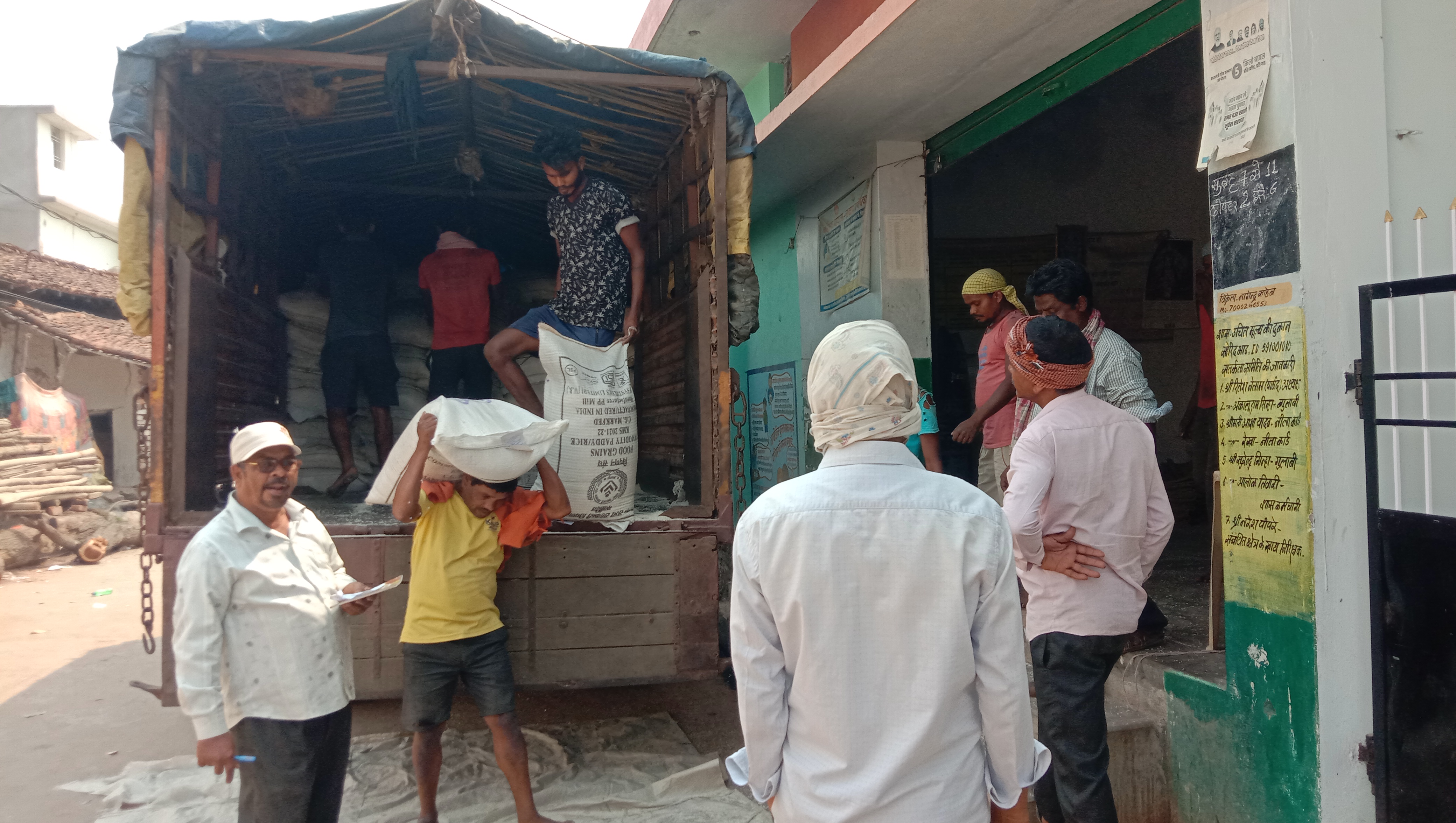 राशन दुकान में राशन सामग्री जमा करते हुए करते हुए। राशन दुकान में राशन सामग्री जमा करते हुए करते हुए।