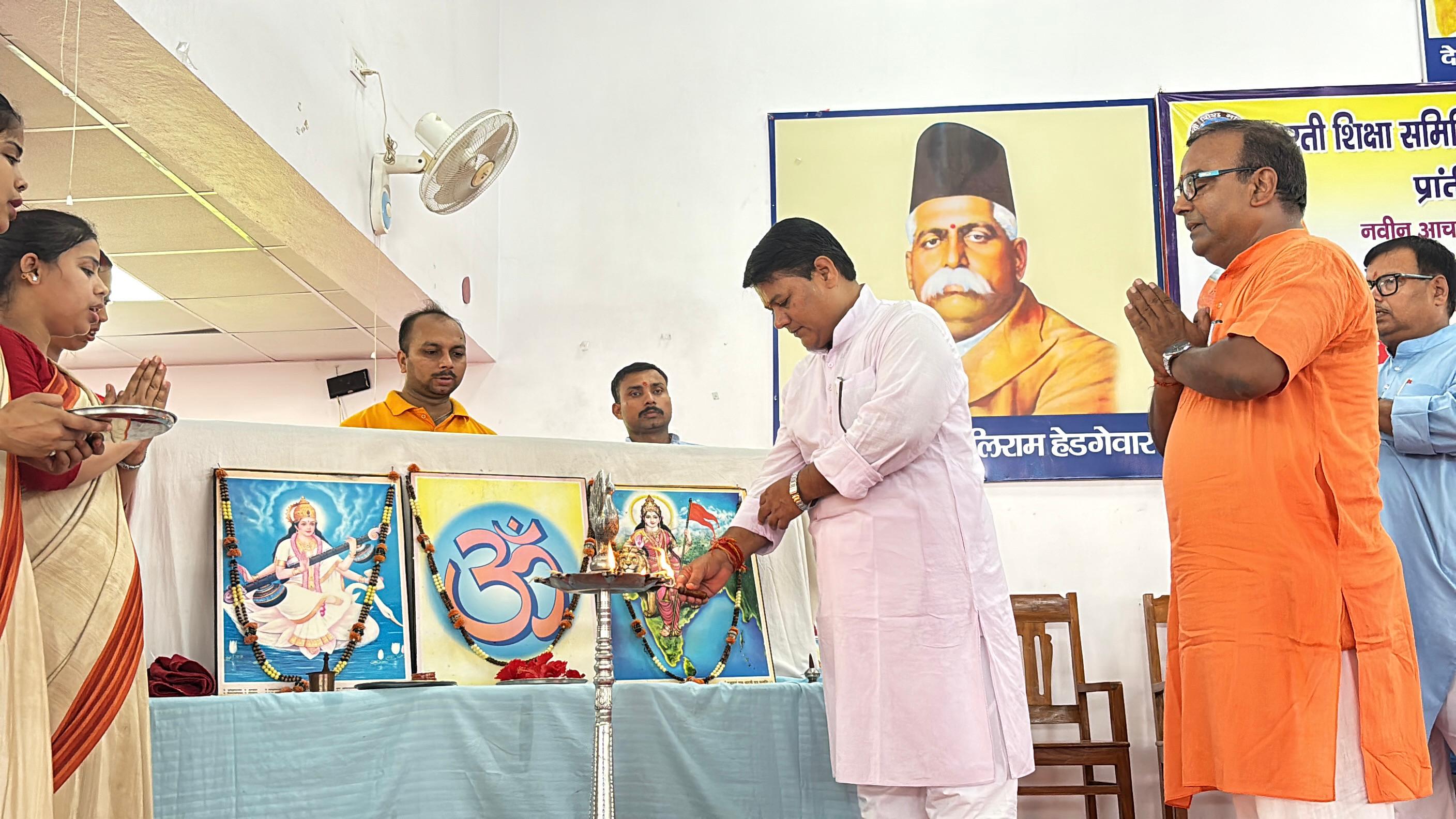उद्घाटन करते अतिथि उद्घाटन करते अतिथि