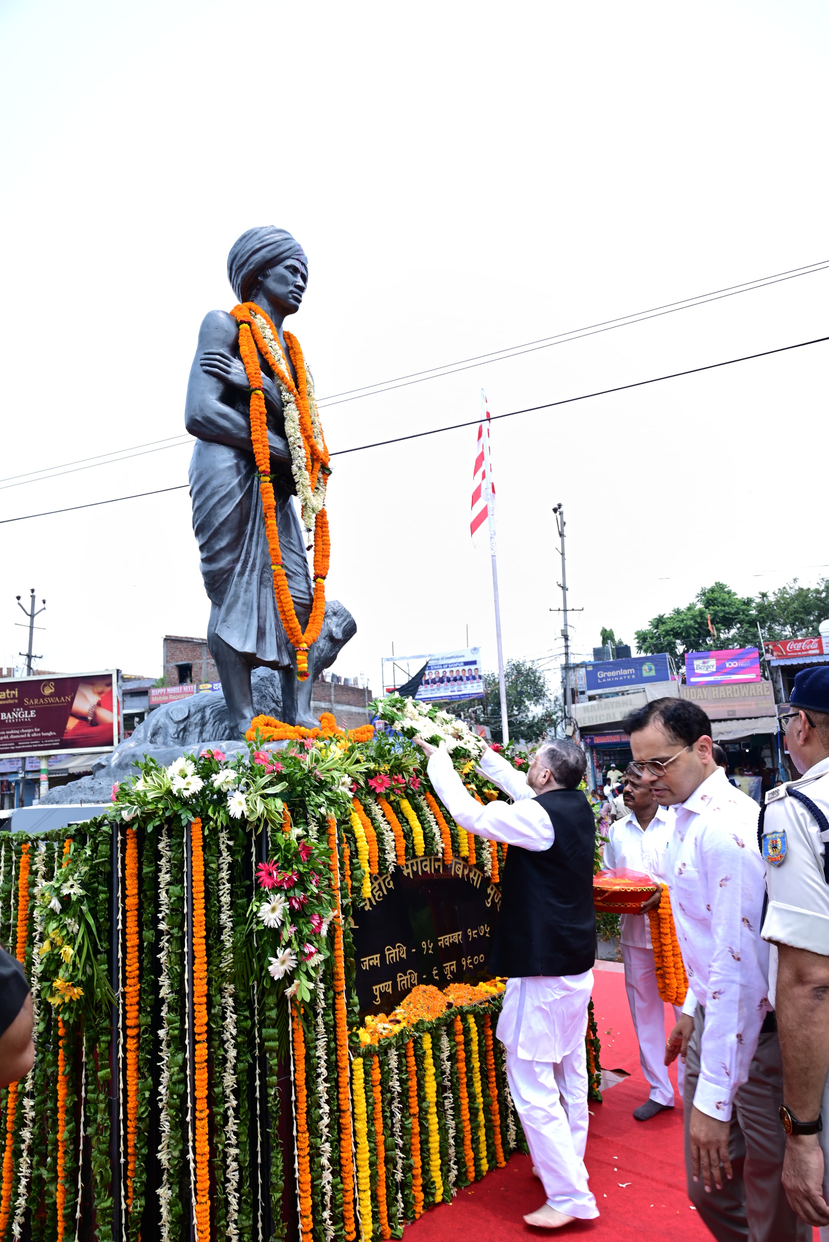 बिरसा मुंडा की प्रतिमा पर माल्यार्पण करते राज्यपाल बिरसा मुंडा की प्रतिमा पर माल्यार्पण करते राज्यपाल