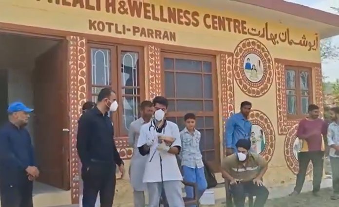राजौरी में रहस्यमयी बीमारी के कारण बीमार पड़ने के बाद 35 ग्रामीणों को अस्पताल में कराया गया भर्ती, स्थानीय जल स्रोत सील राजौरी में रहस्यमयी बीमारी के कारण बीमार पड़ने के बाद 35 ग्रामीणों को अस्पताल में कराया गया भर्ती, स्थानीय जल स्रोत सील