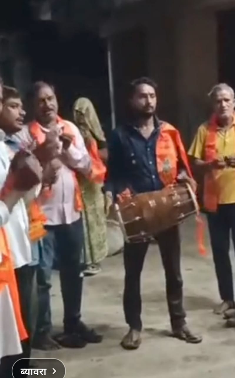 लिए ग्रामीण निकाल रहे है प्रभातफेरी लिए ग्रामीण निकाल रहे है प्रभातफेरी