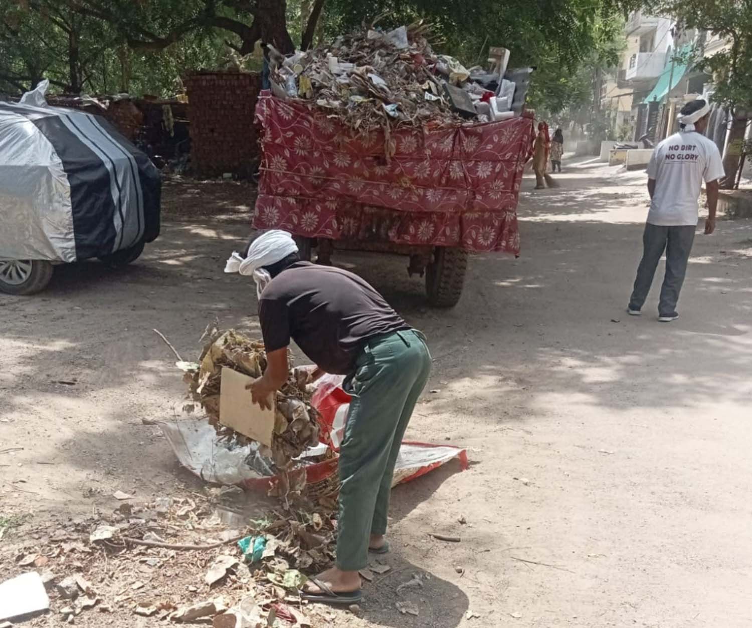गुरुग्राम में सफाई करते नगर निगम के कर्मचारी। गुरुग्राम में सफाई करते नगर निगम के कर्मचारी।