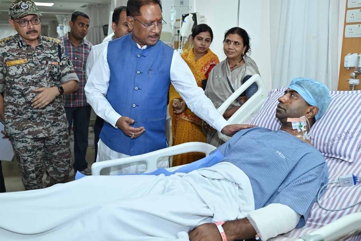 मुख्यमंत्री विष्णु देव साय घायल जवानाें से मुलाकात कर चर्चा करते मुख्यमंत्री विष्णु देव साय घायल जवानाें से मुलाकात कर चर्चा करते