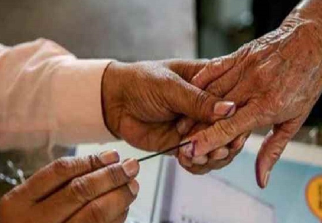 मतदान के बाद सयाही लगाने की फाइल फाेटाे मतदान के बाद सयाही लगाने की फाइल फाेटाे