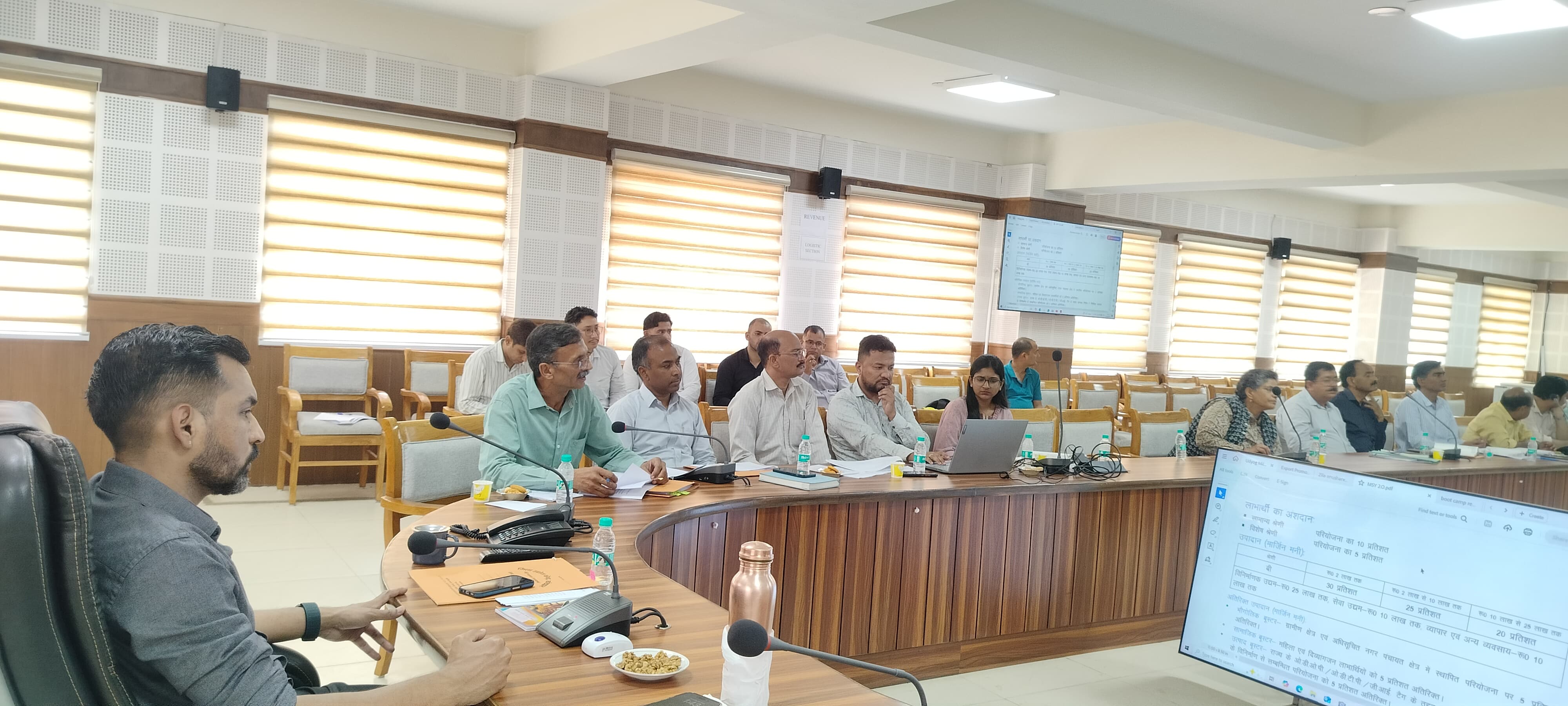 पौड़ी में उद्योग मित्र की बैठक लेते जिलाधिकारी पौड़ी में उद्योग मित्र की बैठक लेते जिलाधिकारी