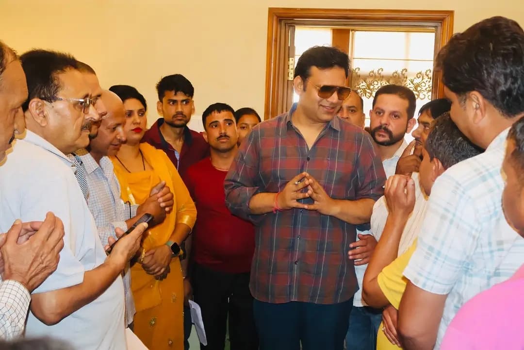 पर्यटन निगम के अध्यक्ष आरएस बाली अपने आवास में लोगों से मिलते हुए। पर्यटन निगम के अध्यक्ष आरएस बाली अपने आवास में लोगों से मिलते हुए।