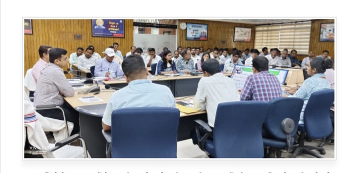 समीक्षा में शामिल अधिकारी समीक्षा में शामिल अधिकारी