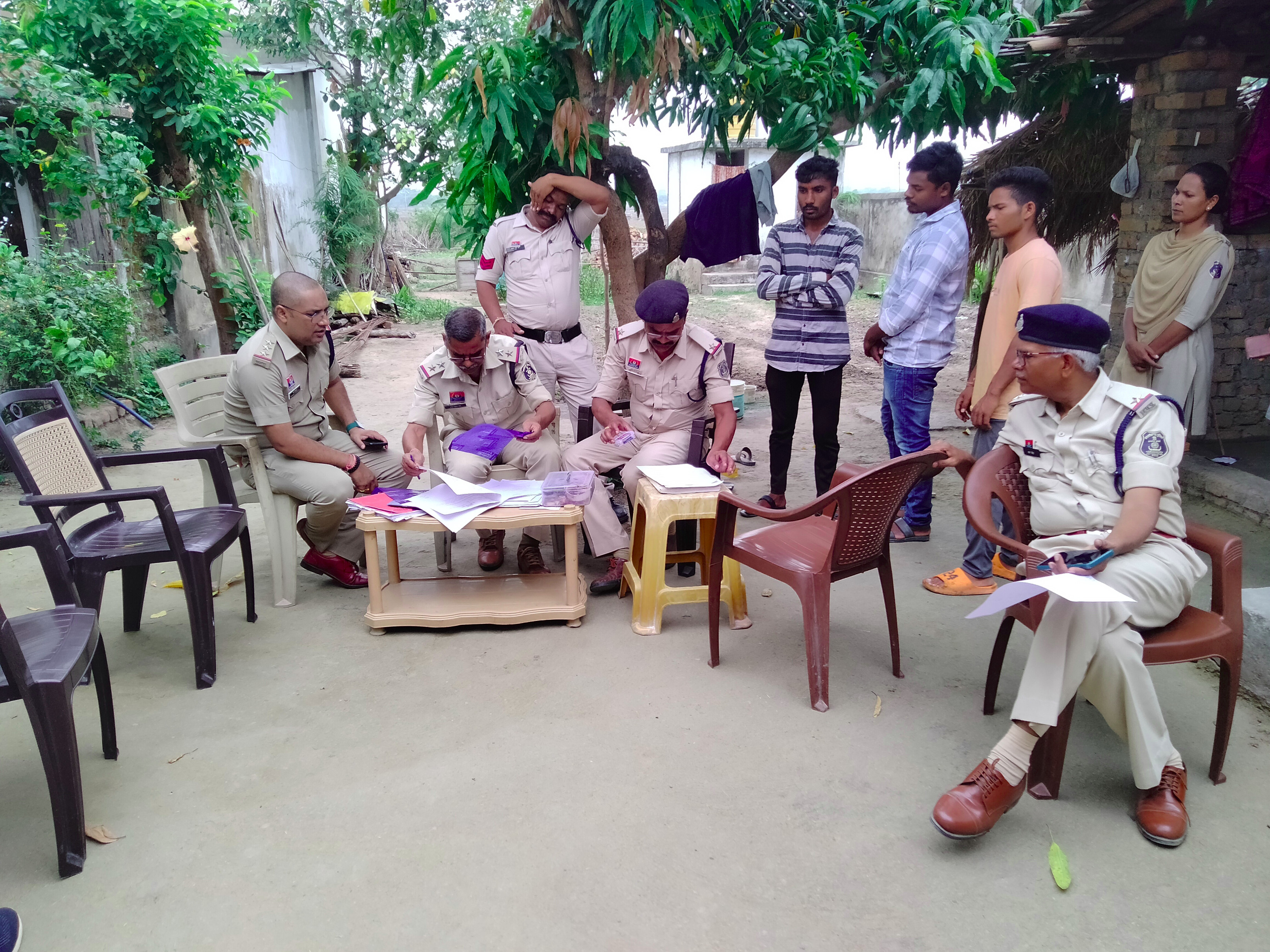 घटना स्थल पर पहुंचकर जांच करती पुलिस टीम। घटना स्थल पर पहुंचकर जांच करती पुलिस टीम।