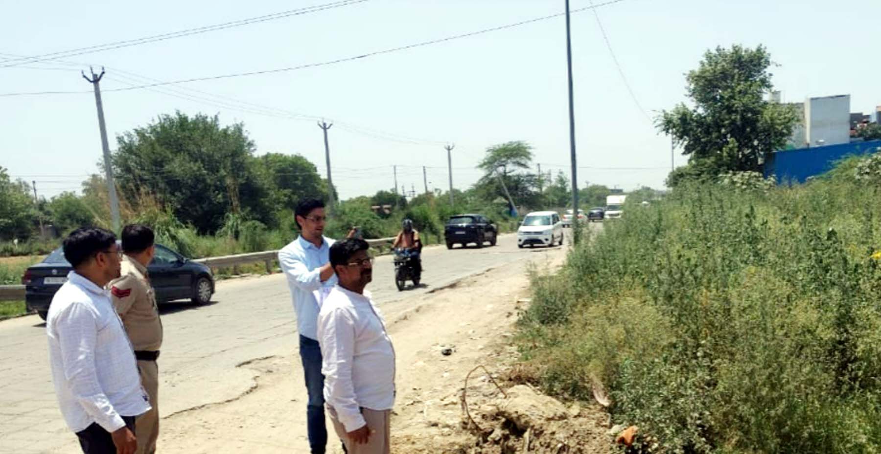 गुरुग्राम में जल निकासी के प्रबंधों का जायजा लेते अधिकारी। गुरुग्राम में जल निकासी के प्रबंधों का जायजा लेते अधिकारी।