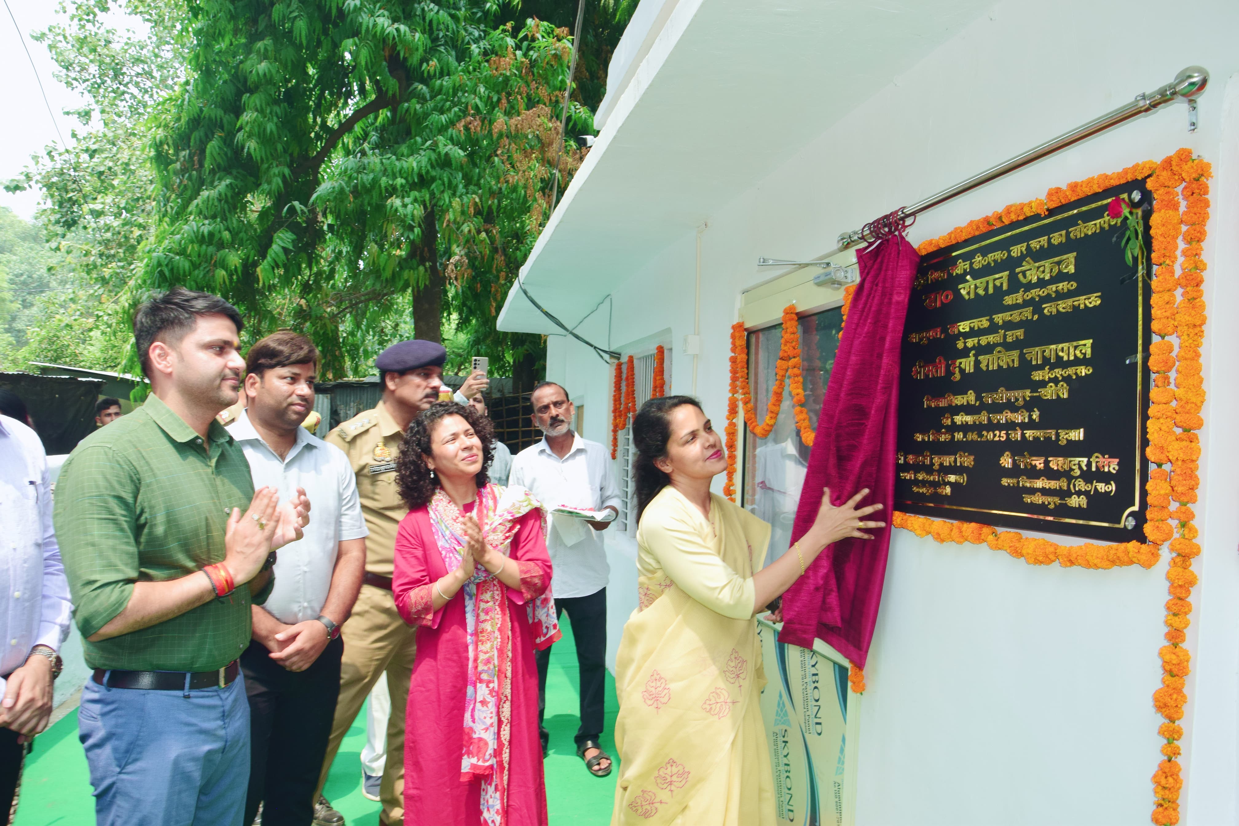 डीएम वार रूम का लोकार्पण करती कमिश्नर डीएम वार रूम का लोकार्पण करती कमिश्नर